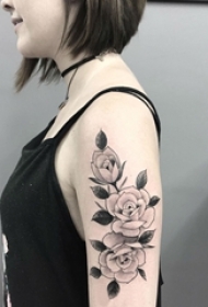 女生手臂上黑色点刺植物文艺花朵纹身图片
