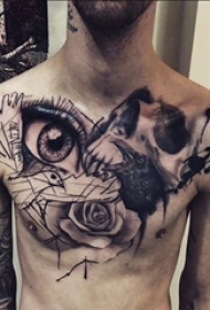 男生胸口黑灰素描创意眼睛花朵纹身图片