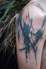 男生手臂上黑色抽象线条个性纹身图片