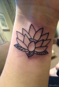 女生手腕上黑色简单线条植物文艺莲花纹身图片