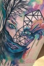 男生手臂上彩绘水彩泼墨女生人像几何元素抽象纹身图片
