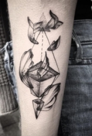 女生手臂上黑灰点刺简单线条立体几何纹身图片