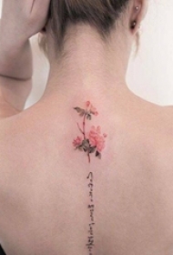 女生背部彩绘水彩文艺花朵和黑色花体英文纹身图片