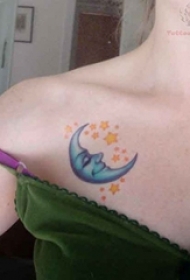 女生锁骨上彩绘月亮与星星清新纹身图片