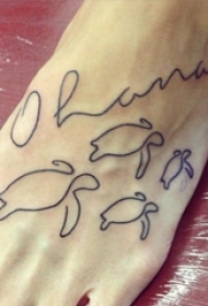 女生脚背上黑色抽象线条小动物乌龟纹身图片