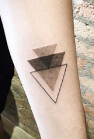 女生手臂上黑色点刺几何线条三角形纹身图片