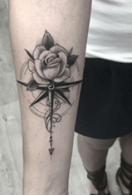 女生手臂上黑色点刺指南针和植物文艺花朵纹身图片