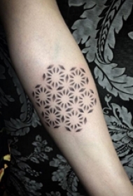 女生手臂上黑色点刺几何图形植物花朵纹身图片