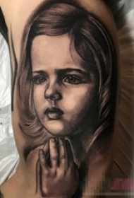 男生手臂上黑灰色素描技祈祷女孩人物纹身图片