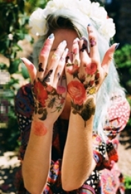 女生手背上彩绘渐变植物文艺花朵纹身图片