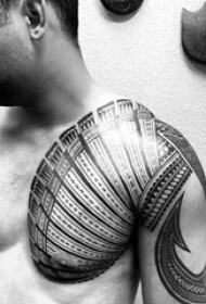 男生手臂上黑色线条几何元素创意花纹花臂纹身图案