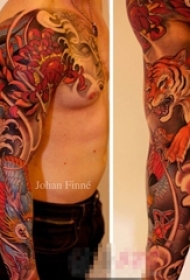 男生手臂上彩绘抽象线条霸气老虎纹身图片