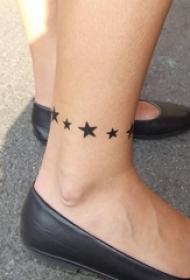 女生小腿上黑色线条创意星星纹身图片