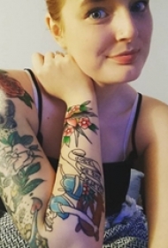 女生手臂上彩绘简单线条小清新植物花臂纹身图片