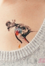 女生胸部彩绘简单线条小动物孔雀纹身图片