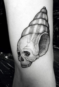 男生手臂上黑灰素描创意海螺和骷髅头纹身图片