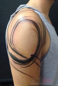 男生手臂上黑色抽象线条几何圆形创意纹身图片