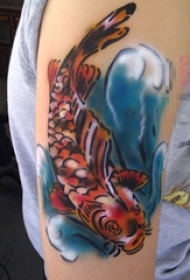 女生手臂上彩绘水彩创意动物鱼纹身图片
