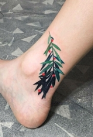 女生腿上彩绘清新植物渐变纹身图片