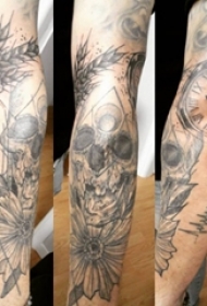 男生手臂上黑灰点刺植物花朵和骷髅纹身图片