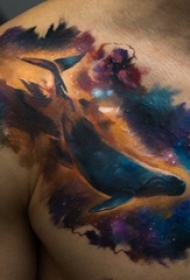 男生肩部彩绘星空元素小动物鲸鱼纹身图片