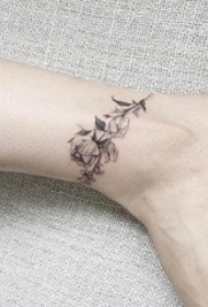 女生小腿上黑灰素描创意唯美花朵纹身图片