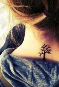 女生颈后黑色抽象线条植物枯树枝纹身图片
