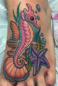 女生手背上彩绘水彩素描创意海马动物纹身图片