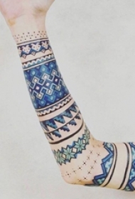 女生手臂上彩绘简约线条几何花纹纹身图片