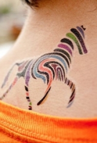 女生颈后彩绘水彩线条创意动物马纹身图片
