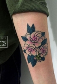 女生手臂上彩绘技巧植物花朵纹身图片