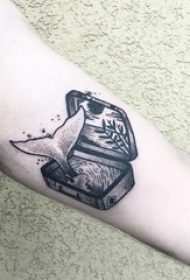 男生手臂上黑色素描创意盒子纹身图案