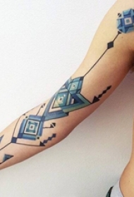 女生手臂上彩绘水彩几何元素创意花纹纹身图片