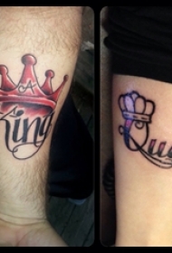 情侣手臂上彩绘素描创意皇冠和花体英文纹身图片