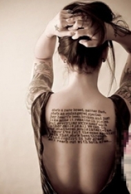 女生后背上黑色有意义的英文短句纹身图片