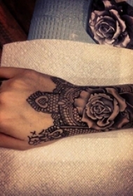 女生手臂上黑色线条素描创意玫瑰手链纹身图片