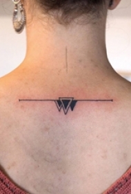 女生背部黑色线条几何元素创意精致纹身图片