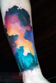 男生手臂上彩绘水彩创意森林里的夕阳纹身图片