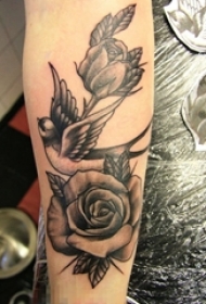 女生手臂上黑色素描点刺技巧创意花朵和小鸟纹身图案