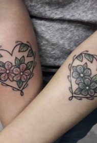 情侣手臂上彩绘水彩心形元素花朵纹身图片