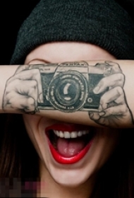 女生手臂上黑色素描点刺技巧创意相机纹身图片