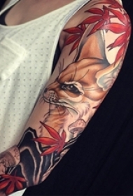 女生手臂上彩绘水彩可爱狐狸和唯美枫叶纹身图片
