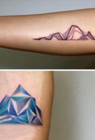 女生手臂上彩绘点刺技巧线条几何山脉纹身图片