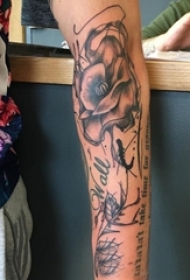 男生手臂上黑灰素描点刺技巧创意唯美花朵纹身图片