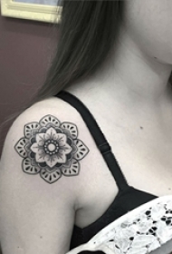 女生肩部黑色点刺简单线条植物素材花朵纹身图片