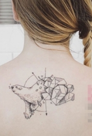 女生颈后黑色线条几何元素创意海豹纹身图片