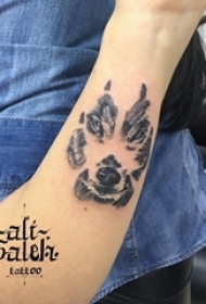 男生手臂上黑灰点刺小动物狼头纹身图片
