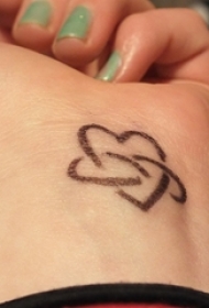 女生手腕上黑色线条创意心形可爱纹身图片