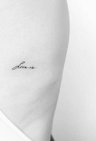 女生侧腰上黑色抽象线条有意义的英文单词纹身图片