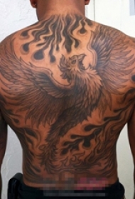 男生背部黑色线条素描创意凤凰大面积纹身图片
